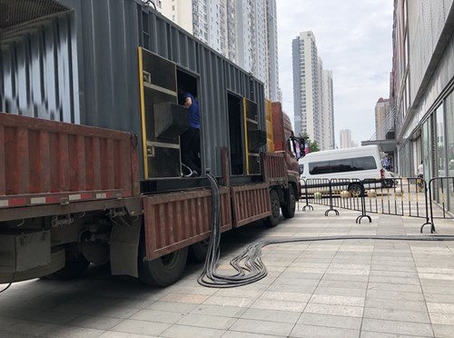 个旧冷却液不足的情况下如何检查柴油发电机组？