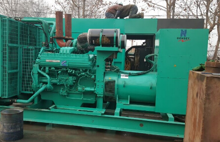 个旧发电机组如何判断水冷式机油散热器内部是否需要清洗？